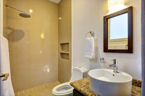 Shower, hair dryer, towels, soap - Great Location, Sleeps 6, Rooftop Pool, Garage (Playa del Carmen)