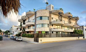 Exterior - Great Location, Sleeps 6, Rooftop Pool, Garage (Playa del Carmen)