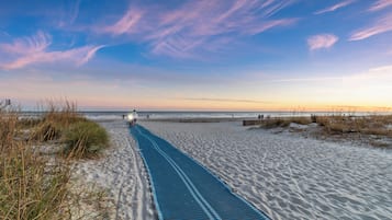 Na praia, espreguiçadeiras, toalhas de praia