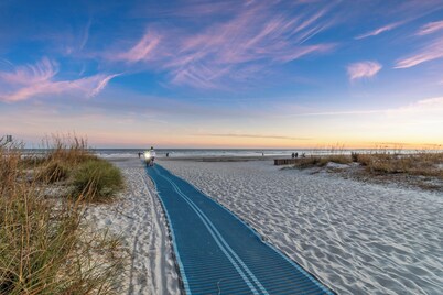 LUXURY REMODELED OCEAN FRONT #238 private balcony & gourmet kitchen & King Bed