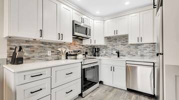 Geladeira, micro-ondas, fogão, cooktop