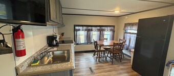 Pymatuning Lake, walking distance to lake, marina and launch. Amish welcome!