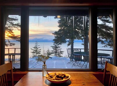 Storybook Northwoods Log Cabin on Lake Superior between Lutsen and Grand Marais