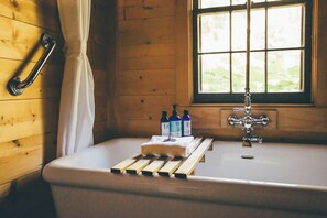 Bañera, artículos de tocador ecológicos, secador de pelo, toallas