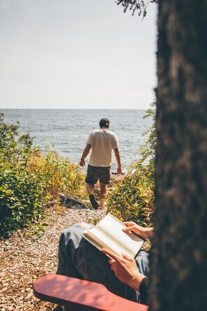 På stranden