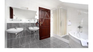 A modern bathroom with two sinks, a shower, and a bathtub. - Hotel Rajsky (Cesky Krumlov)
