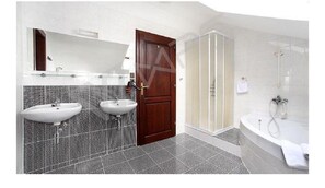 Phòng đôi hoặc 2 giường đơn Tiêu chuẩn | Phòng tắm | Buồng tắm vòi sen, máy sấy tóc