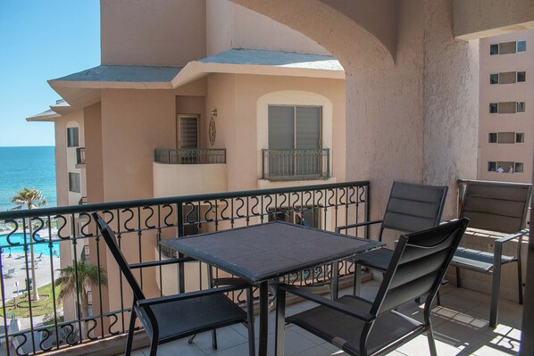 Outdoor dining - Sonoran Spa N408 - 1 BR Next to the Pool, High Speed Wi-Fi - Beachfront Upper Floor Luxury Condo (Puerto Pe��asco)