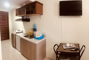 Fridge, stovetop, cookware/dishes/utensils - Affordable Studio Ocean View skyscraper  (Cebu City)