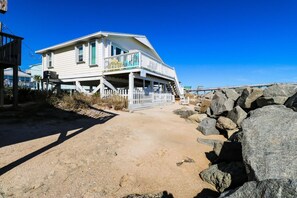 Exterior - ☀️Oceanfront Carolina-Ocean Views-Dog Friendly-Gated Deck-Gas Grill☀️ (Carolina Beach)