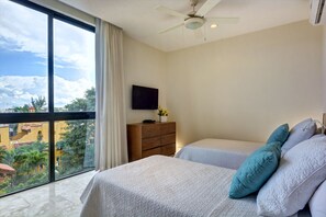 2 slaapkamers, een kluis op de kamer, een strijkplank/strijkijzer, wifi