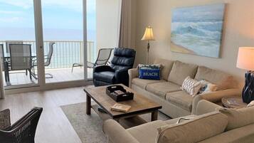 Smart TV, DVD player, pebolim, mesa de pingue-pongue