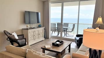 Smart TV, DVD player, pebolim, mesa de pingue-pongue