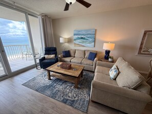 TV connectée, lecteur de DVD, baby-foot, table de tennis de table