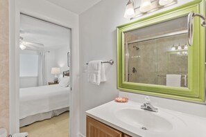 Badewanne, Haartrockner, Handtücher