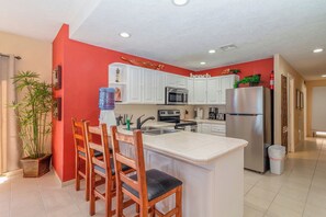 Fridge, microwave, oven, stovetop - Sonoran Spa E210 - 3 BR Next to the Pool, High Speed Wi-Fi - Beachfront Upper Floor Luxury Condo (Puerto Peñasco)