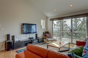 TV, table football, ping pong, stereo - Fir Mountain Escape - Stunning Views, River & Mountain Views, Hot Tub (Hood River)