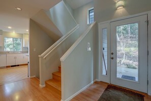 Interior - Fir Mountain Escape - Stunning Views, River & Mountain Views, Hot Tub (Hood River)