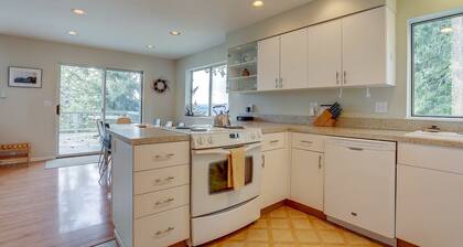 Fir Mountain Escape, Stunning Views, River & Mountain Views, Hot Tub
