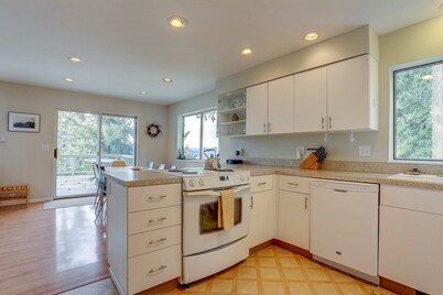 Fir Mountain Escape, Stunning Views, River & Mountain Views, Hot Tub