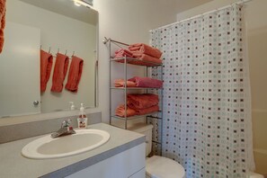 Douche, sèche-cheveux, serviettes fournies