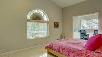 4 Schlafzimmer, Schreibtisch, Bügeleisen/Bügelbrett, kostenloses WLAN