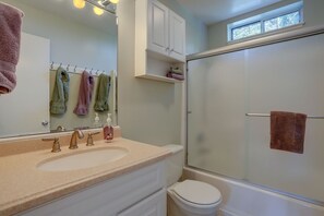 Douche, sèche-cheveux, serviettes fournies