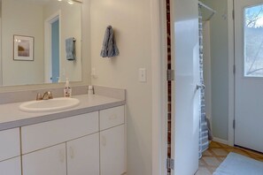 Douche, sèche-cheveux, serviettes fournies