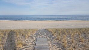 Sur la plage, chaise longue