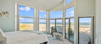 Stunning Oceanfront Home on Quiet Lane with Bay and Ocean Views. Hot tub!
