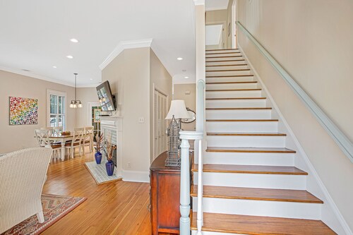Large Family Home w/ Parking, Steps from Forsyth Fountain by Lucky Savannah
