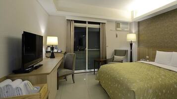 Doppia Standard, 1 letto queen | Una scrivania, tende oscuranti, insonorizzazione, Wi-Fi gratuito