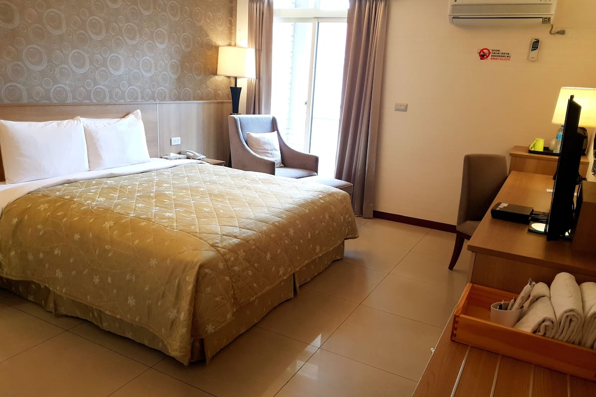 Habitación estándar doble, 1 cama de matrimonio | Escritorio, cortinas opacas, sistema de insonorización y wifi gratis