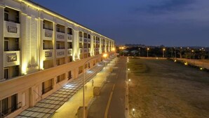A hotel with multiple balconies and a covered walkway. - Hoya Resort Hotel Chiayi (Minxiong)