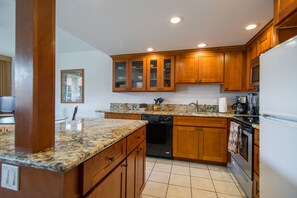 Een koelkast, een microgolfoven, een oven, een kookplaat