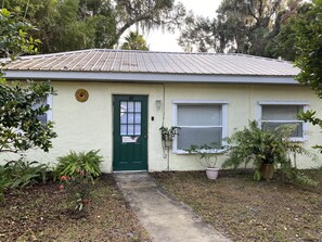 Exterior - Deland Marigold House,  Beautiful Quiet Setting, with Comfy Bed, Downtown DeLand (DeLand)