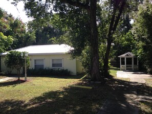 Property grounds - Deland Marigold House,  Beautiful Quiet Setting, with Comfy Bed, Downtown DeLand (DeLand)
