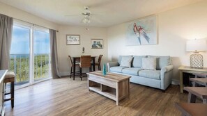 Una televisión, libros, un reproductor estéreo, una oficina