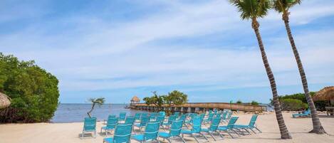 Plage à proximité, chaise longue, serviettes de plage