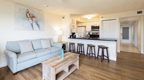 Una televisión, libros, un reproductor estéreo, una oficina