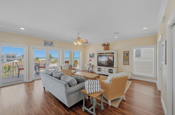 Living area - GORGEOUS BEACH VIEWS, 3 BEDROOM POOL HOME ON ANNA MARIA ISLAND (BRADENTON BEACH)