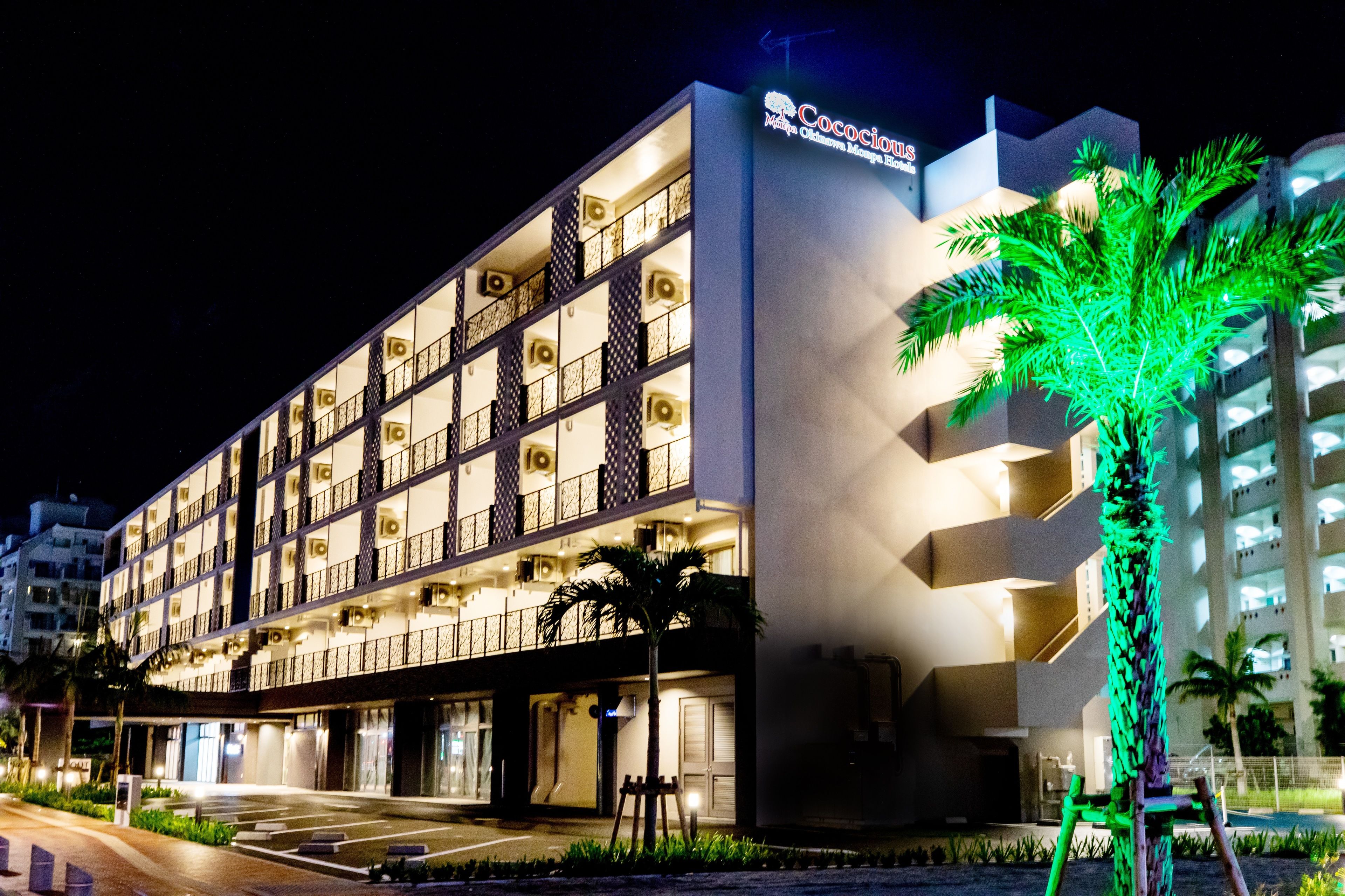 Voorkant accommodatie - avond/nacht