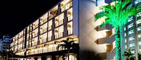 Overnatningsstedets facade – aften/nat