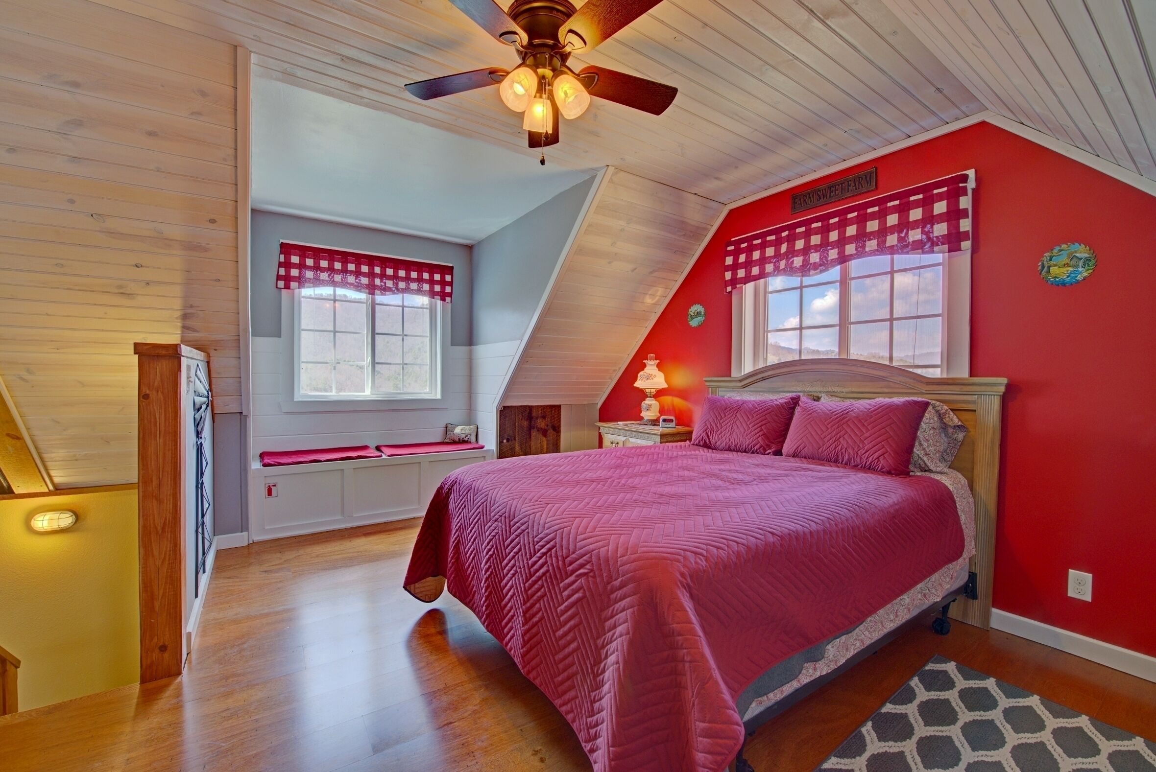 2 dormitorios, tabla de planchar con plancha, cuna de viaje