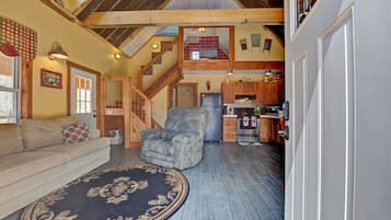 Una televisión, un reproductor de DVD, libros