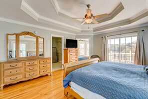 6 bedrooms, iron/ironing board, WiFi, bed sheets