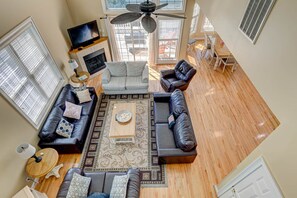TV, fireplace - Seven Palms (Murrells Inlet)