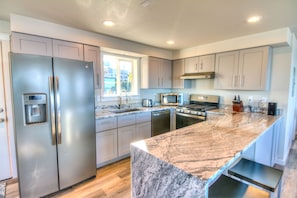 Fridge, microwave, oven, stovetop - Whale Watching Has Never Been Easier At This Studio In Depoe Bay! (Depoe Bay)