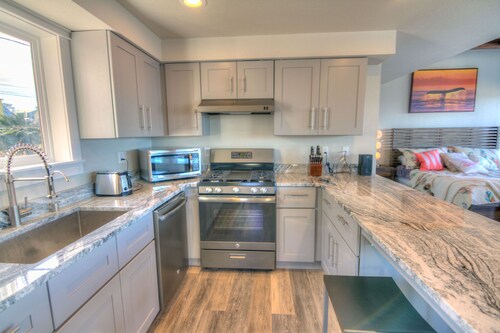 Valaiden tarkkailu ei ole koskaan ollut näin helppoa tässä erittäin modernissa studiossa Depoe Bayssä! ILMAINEN YÖ!