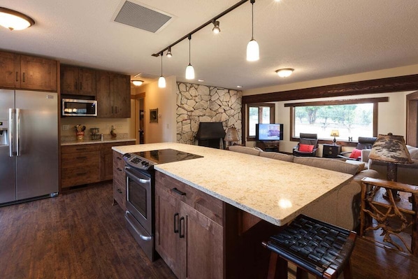 Fridge, microwave, oven, stovetop - Hood View - Perfect Modern Cabin Getaway, Updated, Gorgeous Hood Views! (Mount Hood Parkdale)
